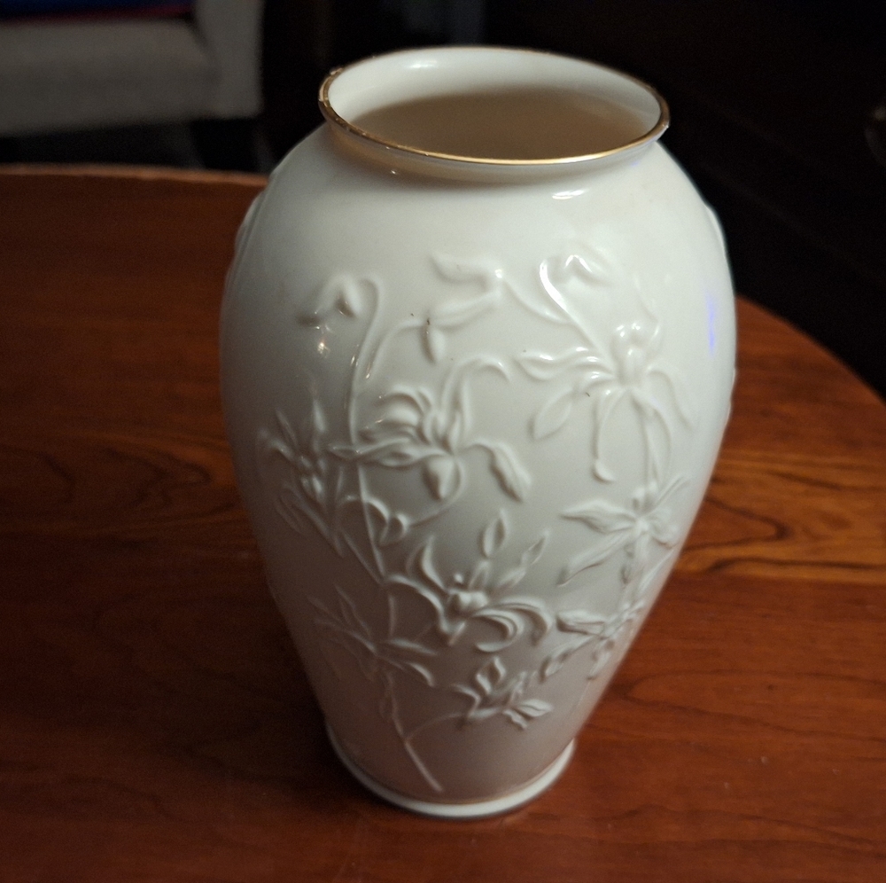 Vintage Lenox Cream Vase With 24K Gold Trim Masterpiece Collection